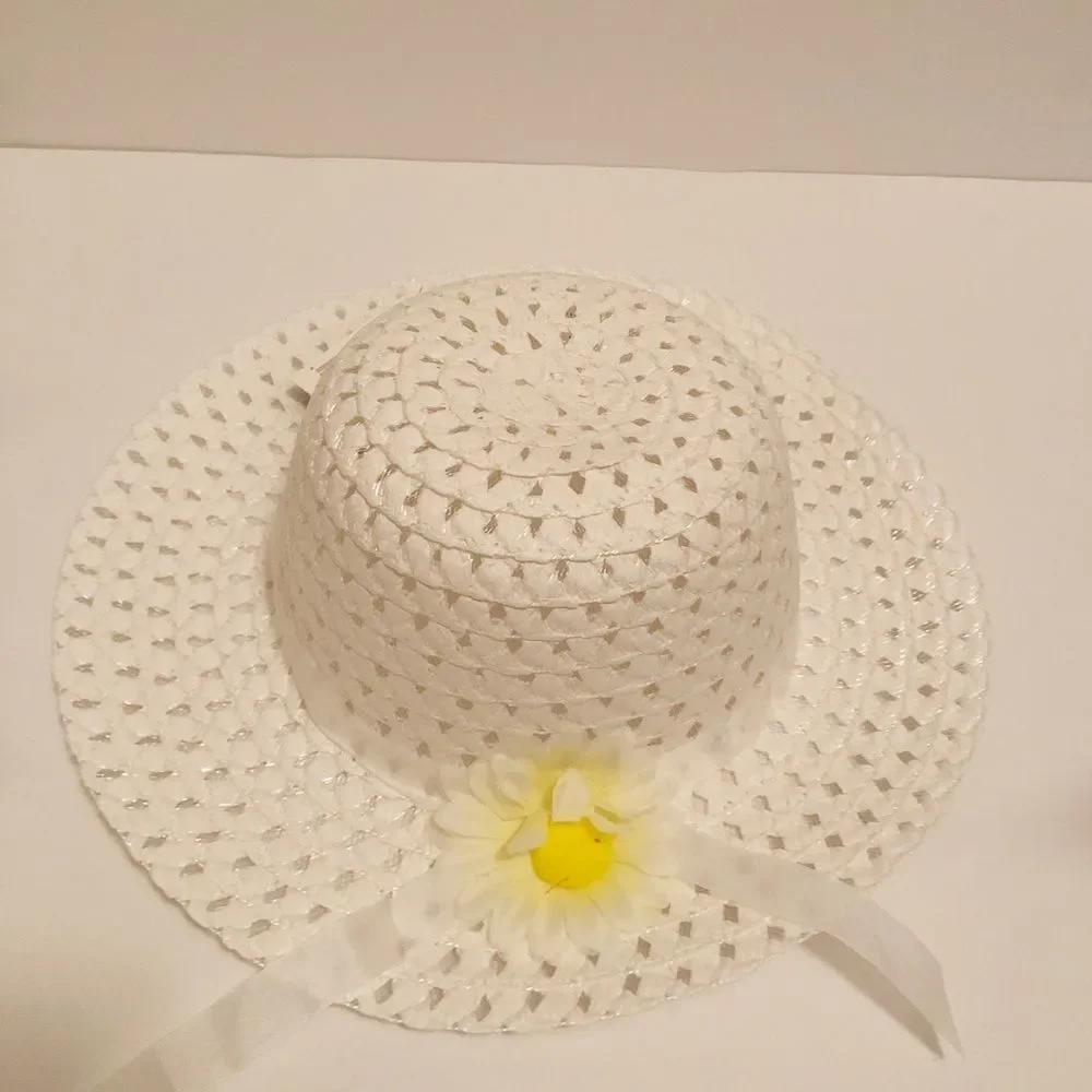 Little Girls White‎ Hat with Daisy Detail